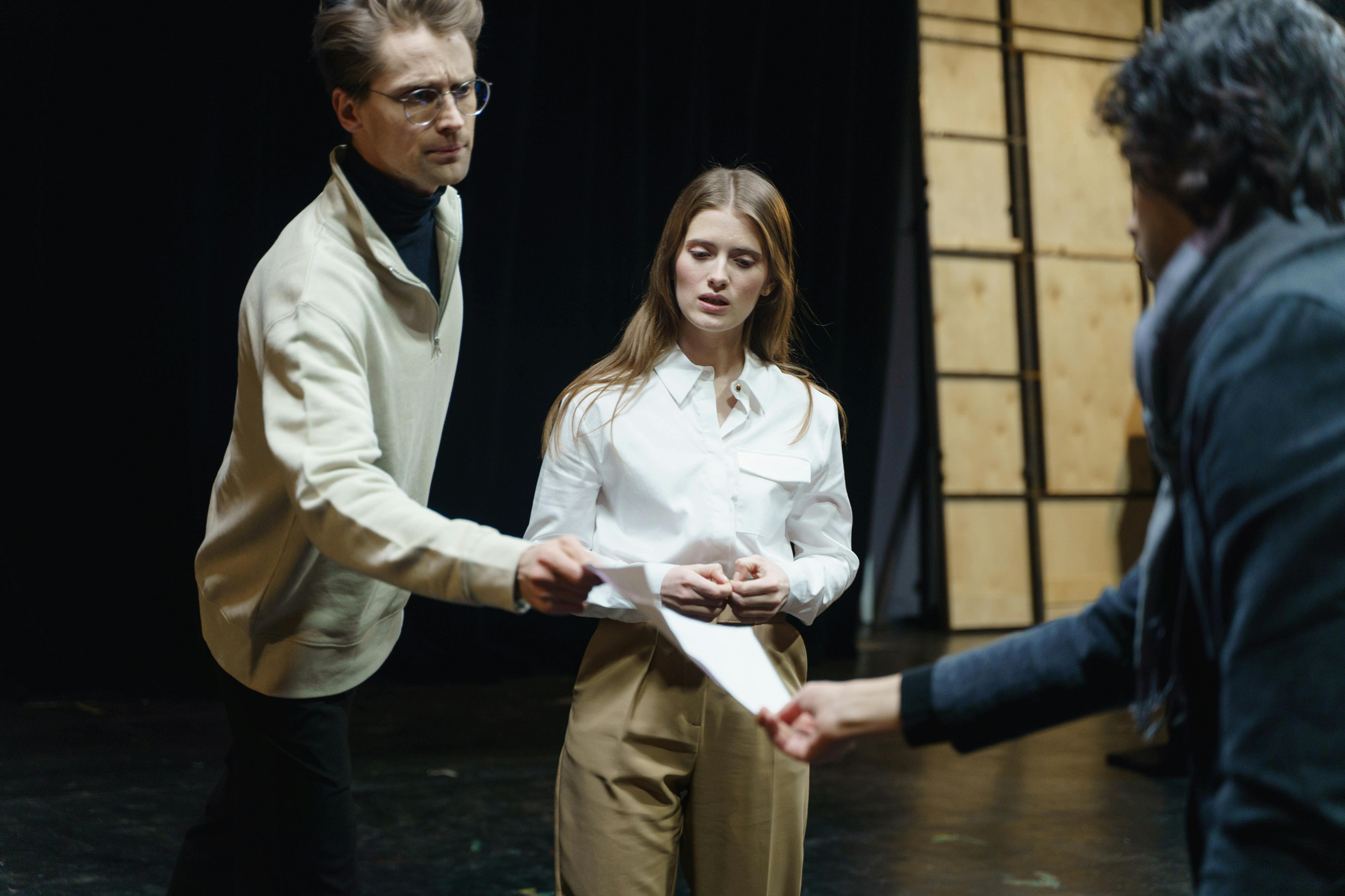 Vaikai repetuoja spektaklį vaikų stovykloje – teatro stovyklos padeda įveikti scenos baimę ir stiprina socialinius gebėjimus