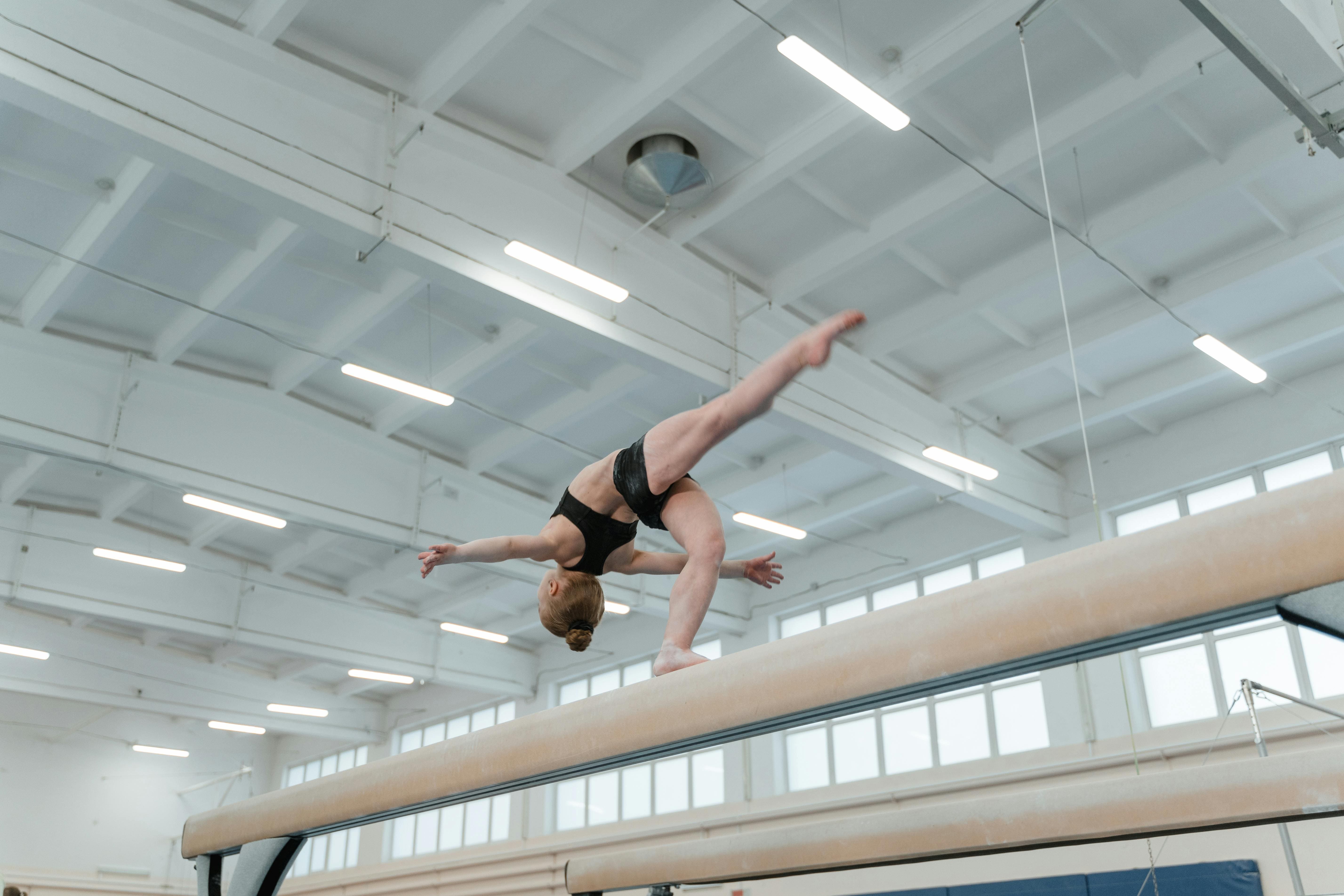 Gimnastikos stovyklos vaikams – vaikai treniruojasi ir lavina lankstumą bei koordinaciją gimnastikos treniruotėse