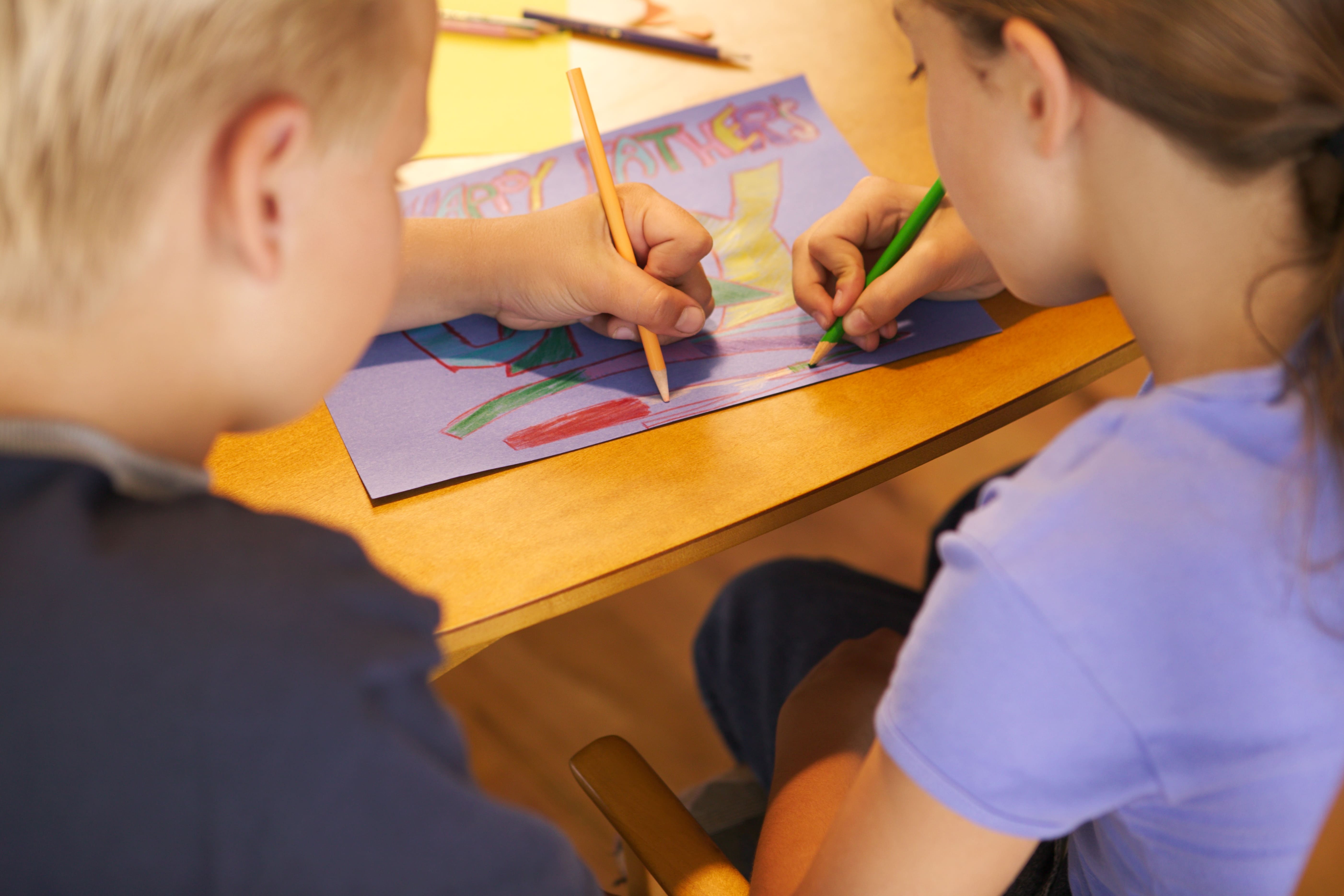 Kūrybinės stovyklos vaikams padeda lavinti vaizduotę ir kūrybišką mąstymą per piešimą ir menines veiklas