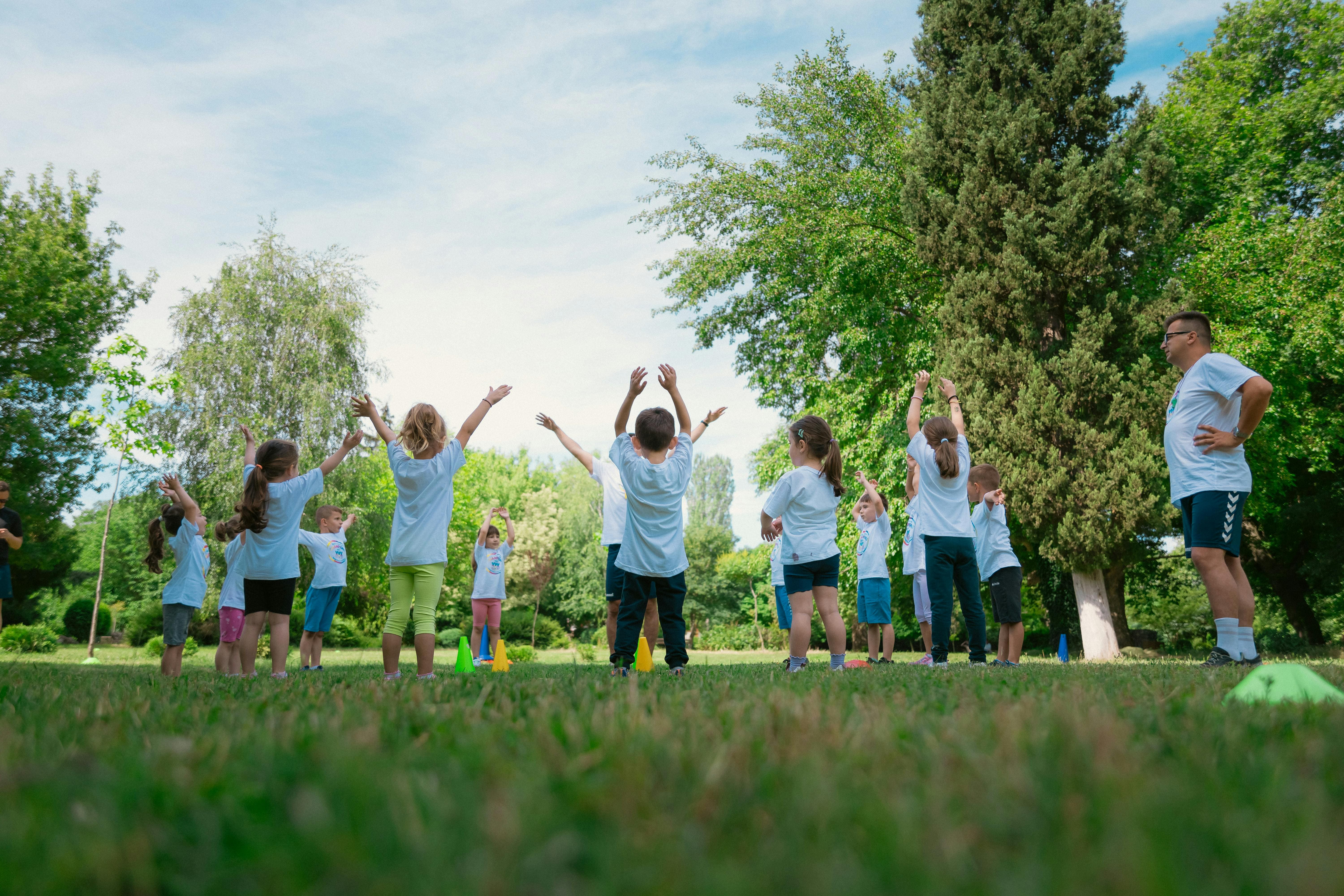 Vaikai dalyvauja aktyvioje vasaros stovykloje – svarbu suprasti vaikų stovyklų kainas Lietuvoje ir ką jos iš tikrųjų apima